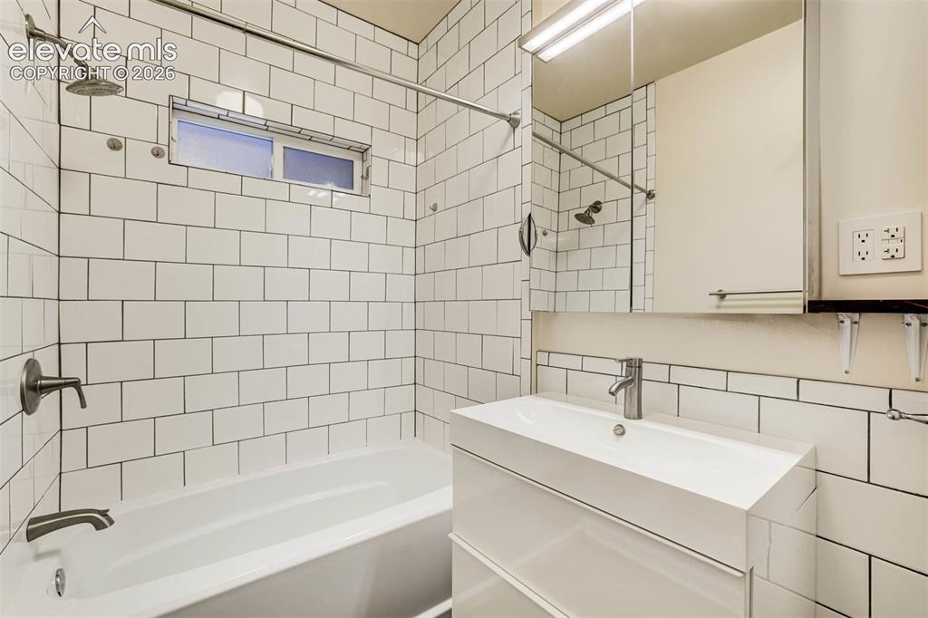 Image 21 of 42: Bathroom