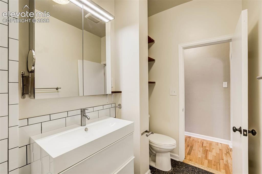 Image 22 of 42: Bathroom