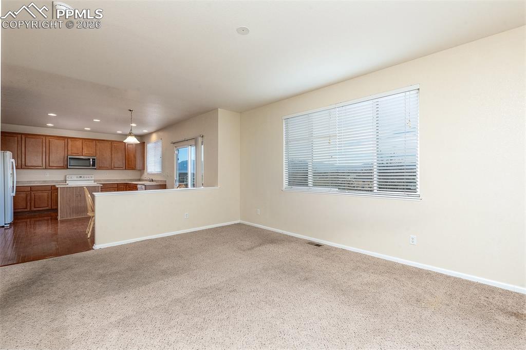 Image 11 of 28: Kitchen