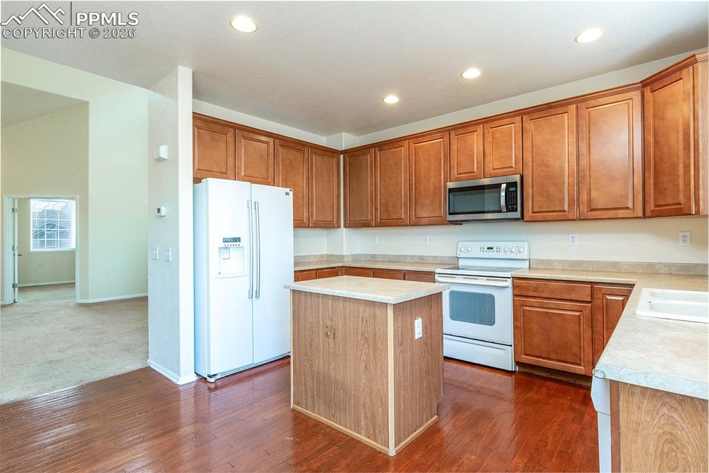 Image 8 of 28: Kitchen