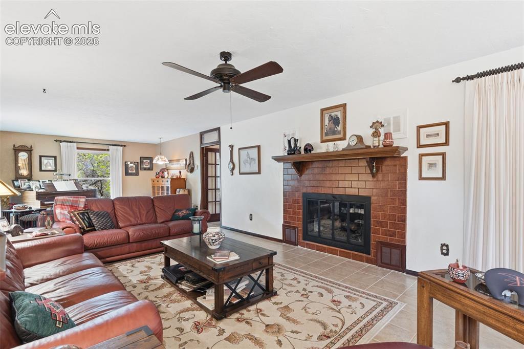 Image 18 of 50: Living Room