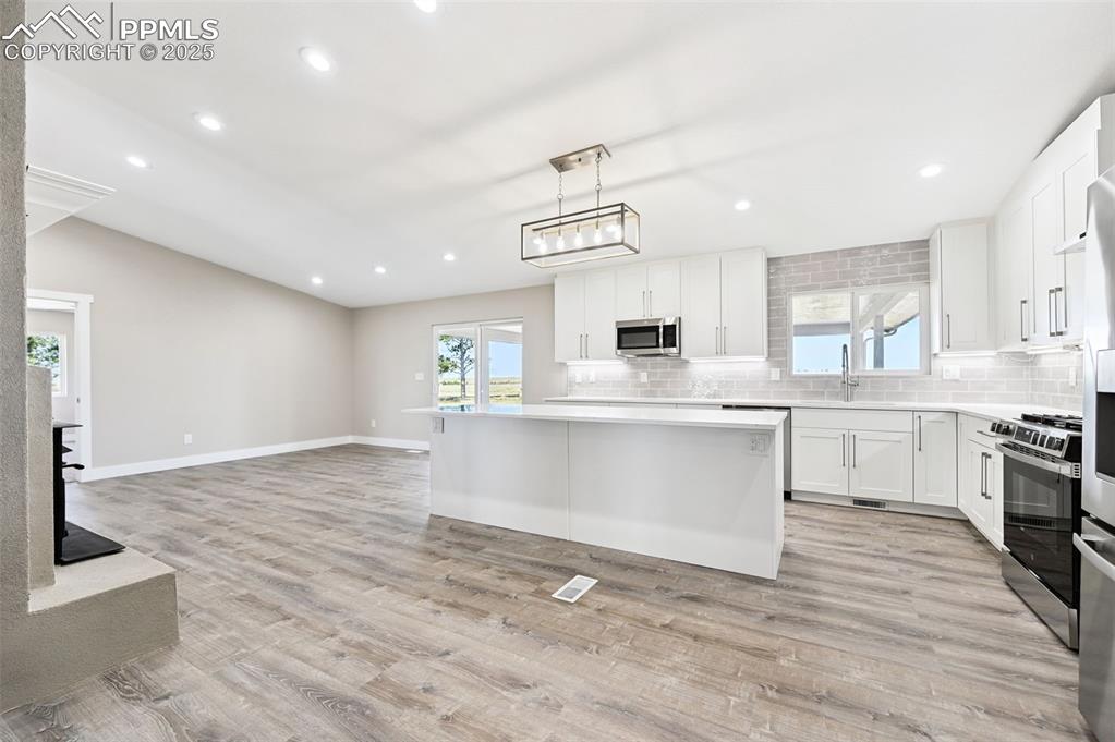 Image 13 of 49: Kitchen