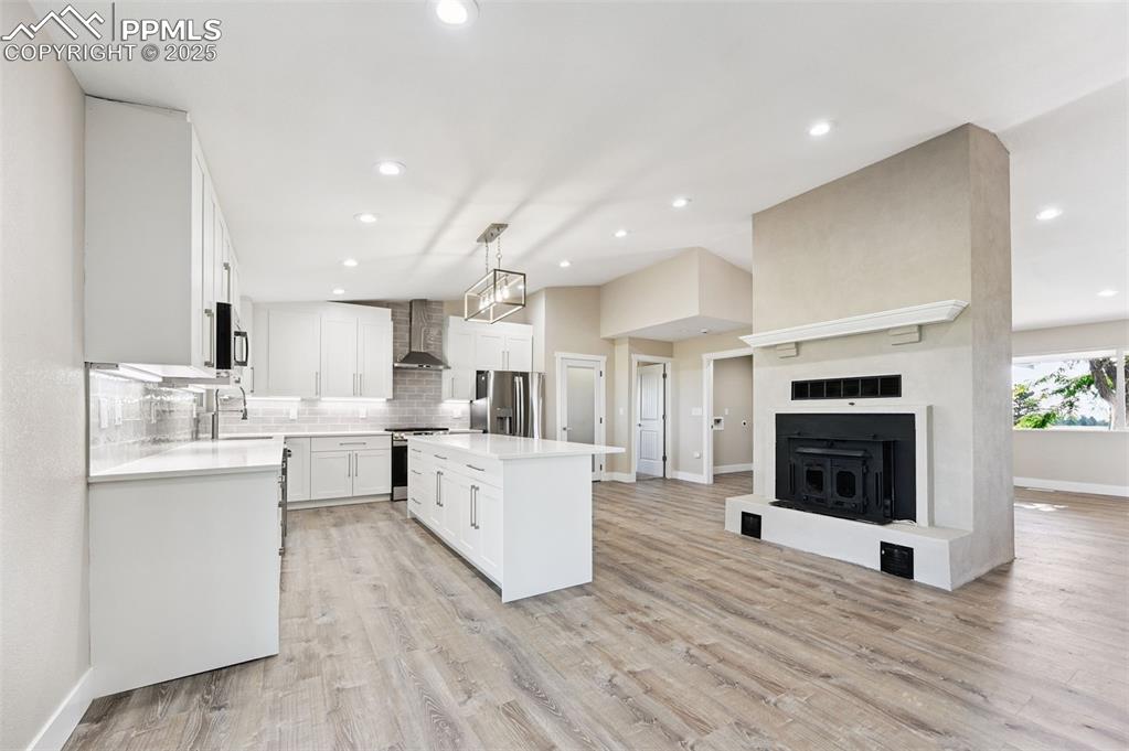 Image 16 of 49: Kitchen