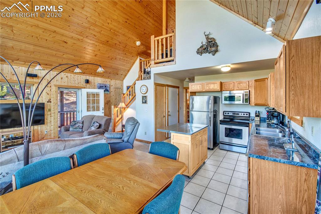 Image 11 of 40: Kitchen
