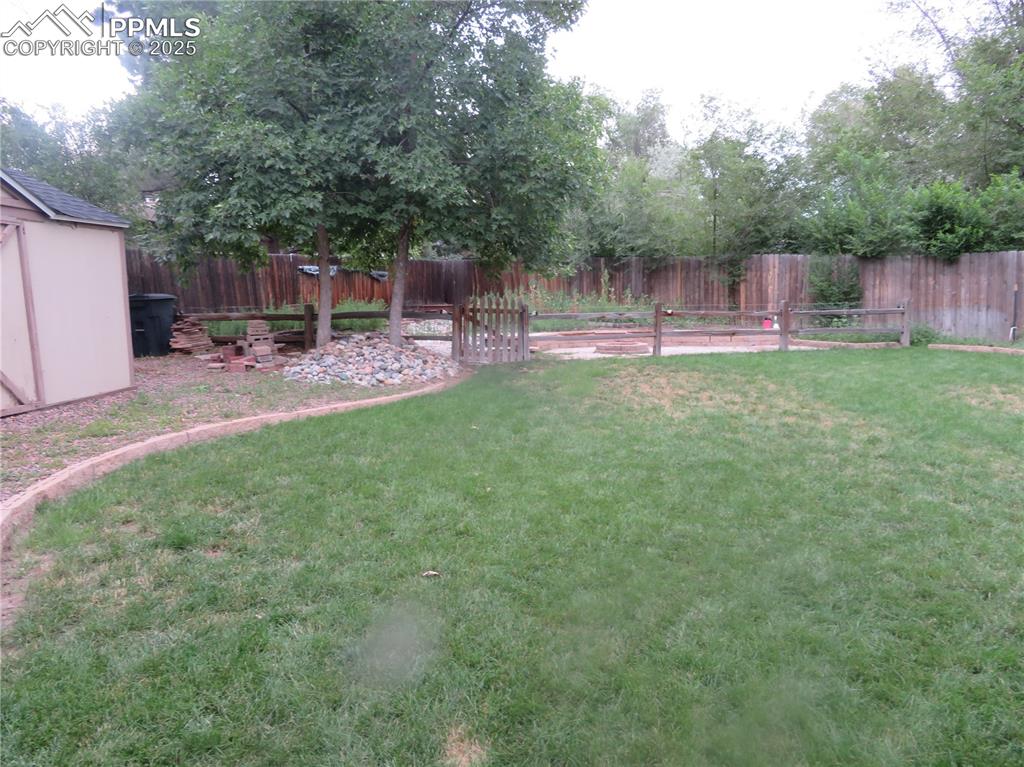 Image 16 of 39: Yard