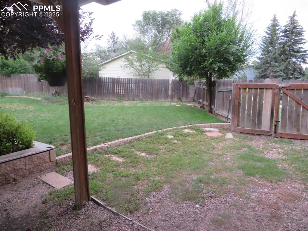 Image 21 of 39: Yard