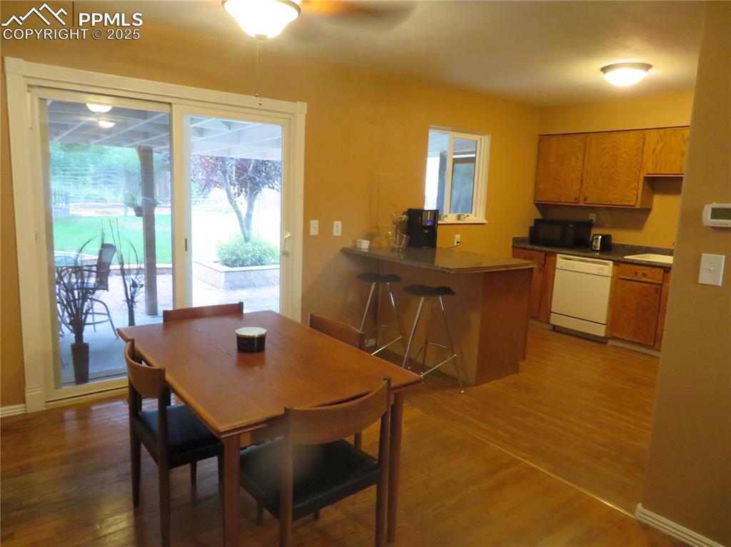 Image 27 of 39: Dining Area/Kitchen