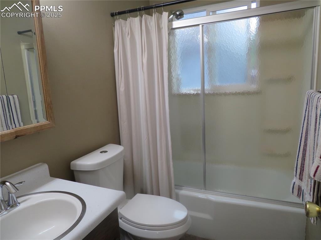 Image 32 of 39: Shower/Tub
