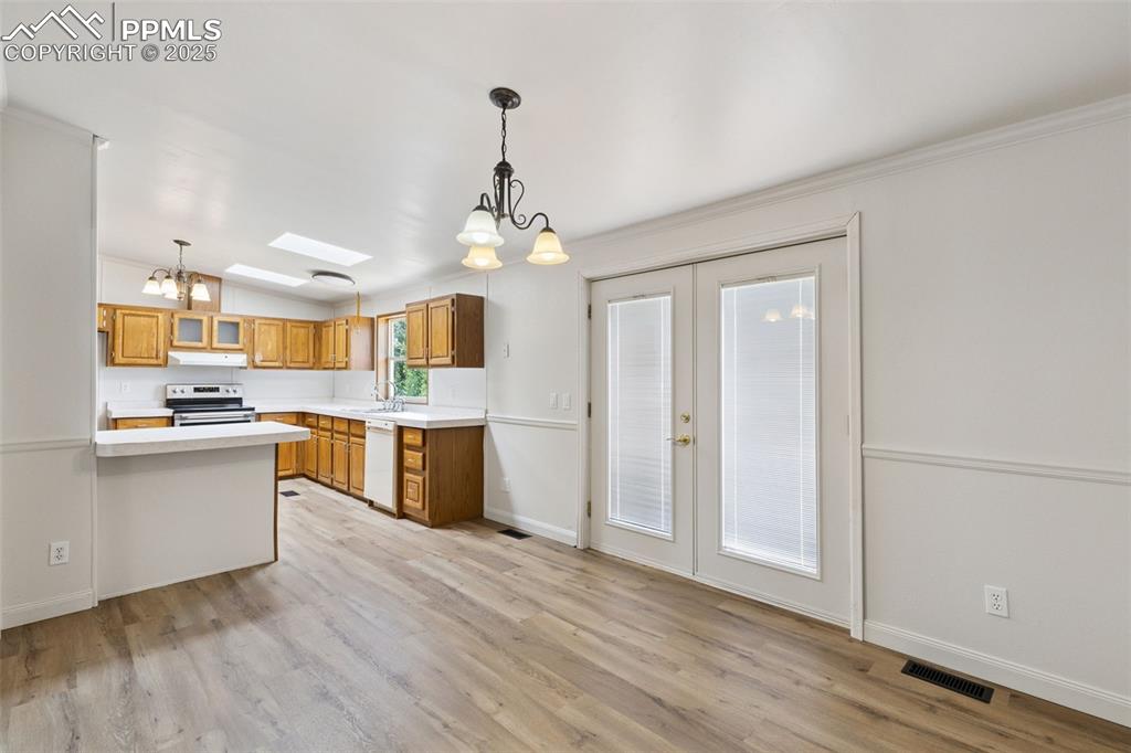 Image 10 of 35: Kitchen