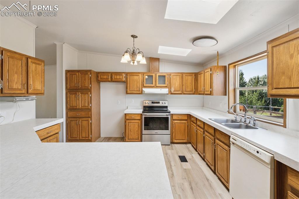 Image 11 of 35: Kitchen