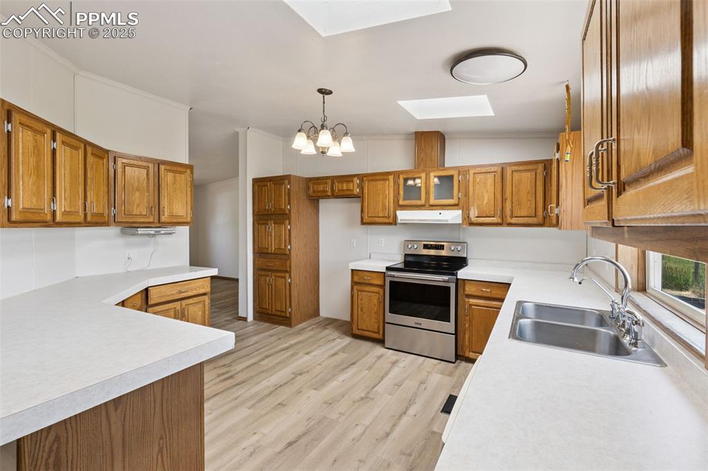 Image 12 of 35: Kitchen