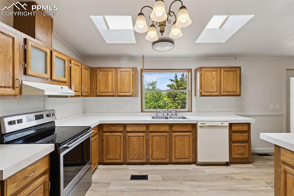 Image 14 of 35: Kitchen