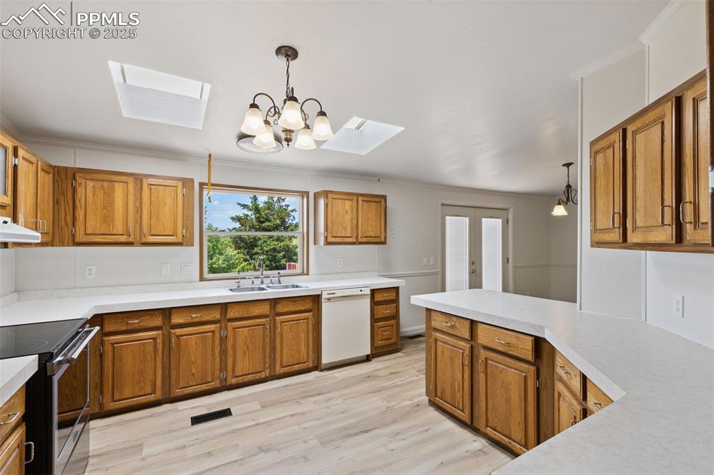 Image 15 of 35: Kitchen