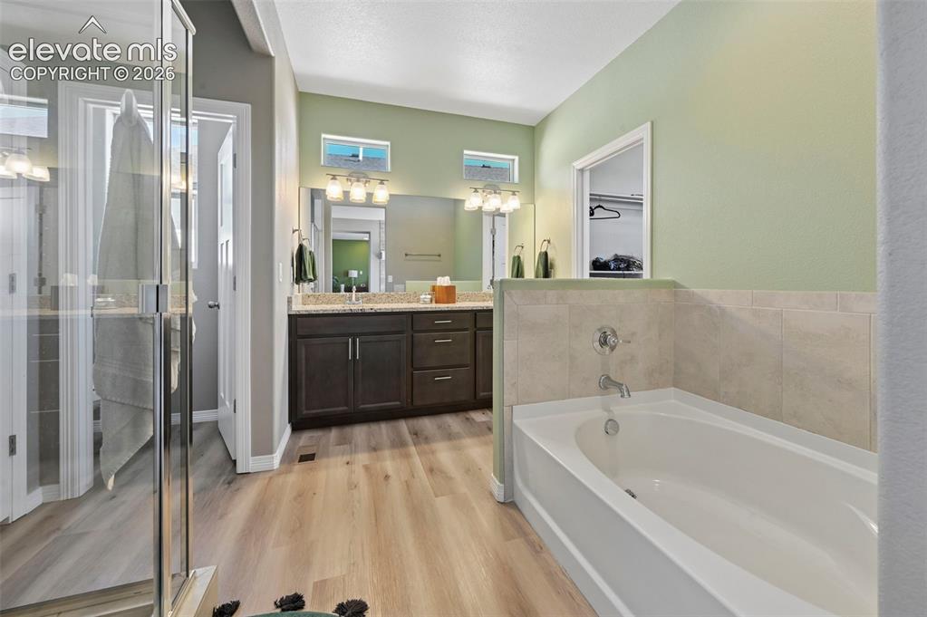 Image 29 of 42: Bathroom