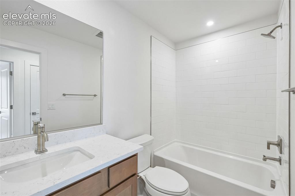 Image 33 of 47: Bathroom