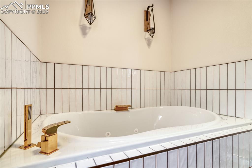 Image 17 of 50: Master bathroom