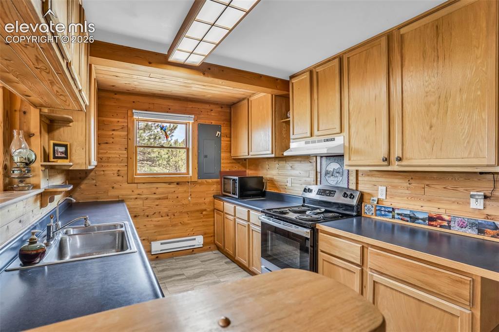 Image 12 of 50: Kitchen
