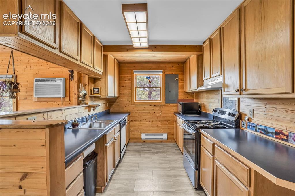 Image 13 of 50: Kitchen