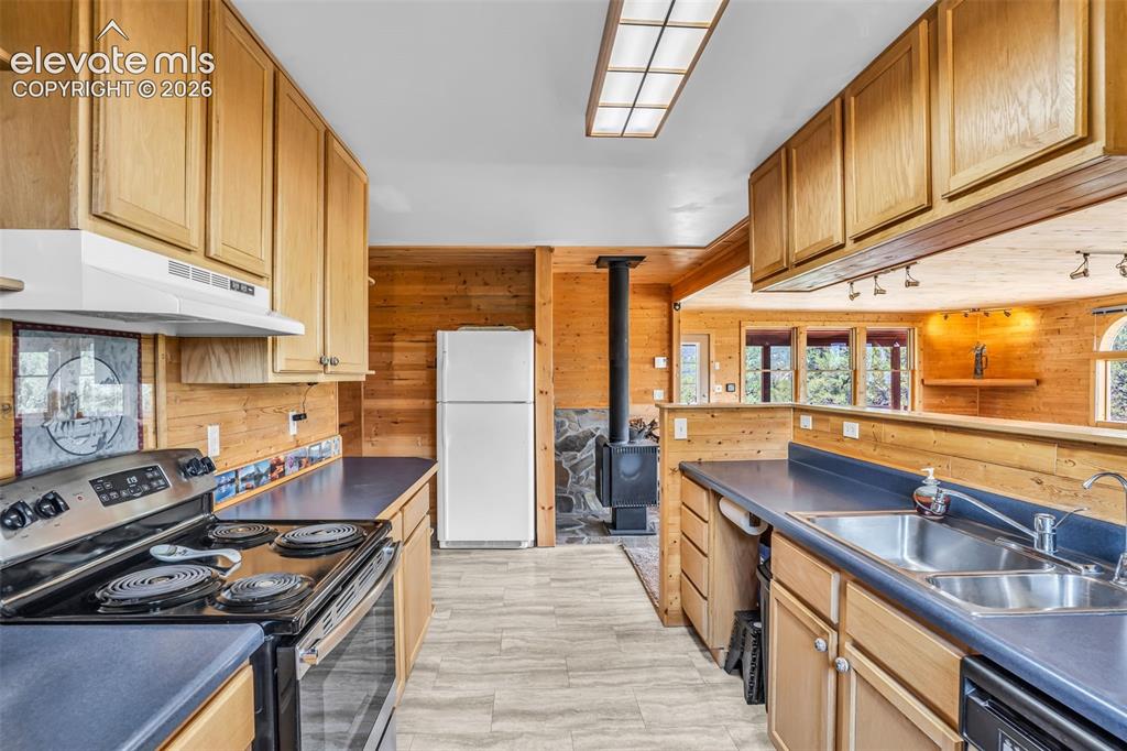 Image 14 of 50: Kitchen