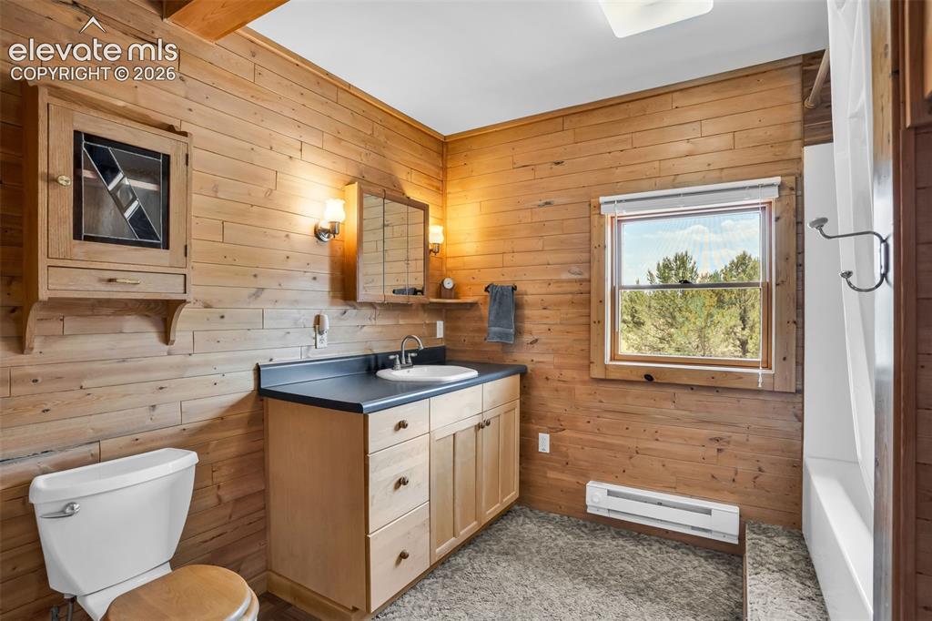 Image 19 of 50: Bathroom