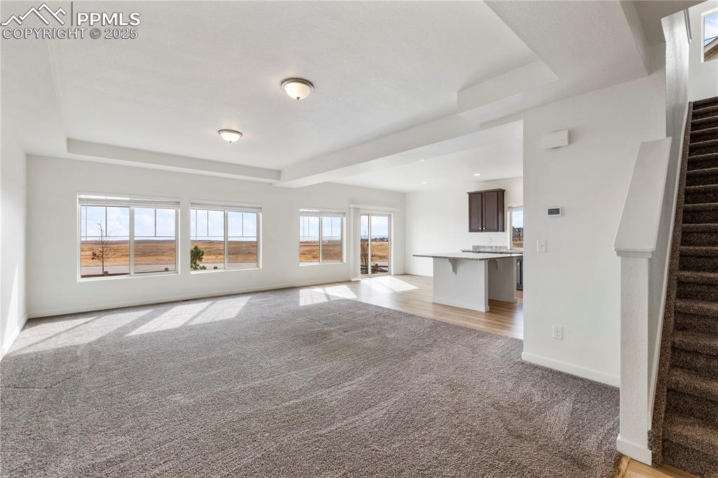 Image 3 of 39: Open and bright living room 