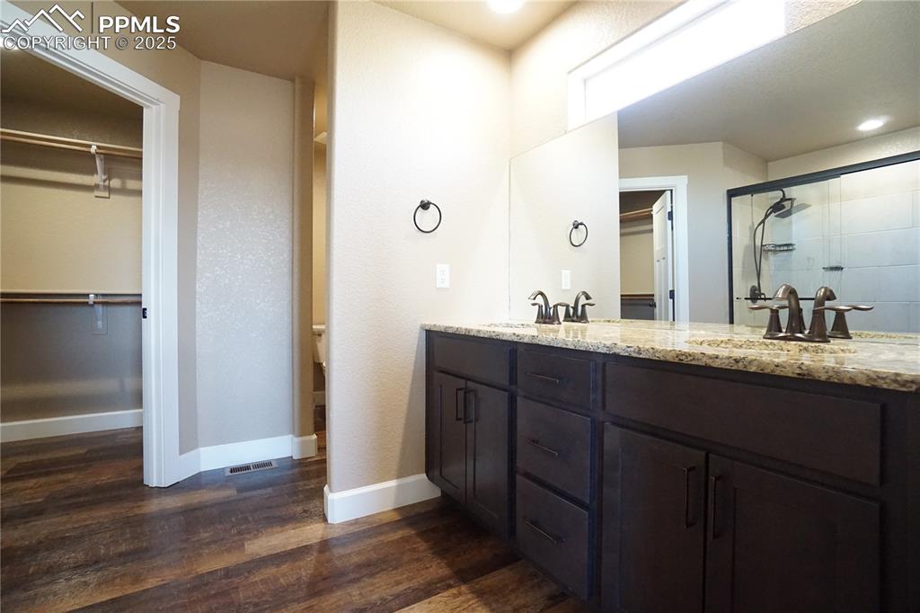Image 16 of 34: Bathroom