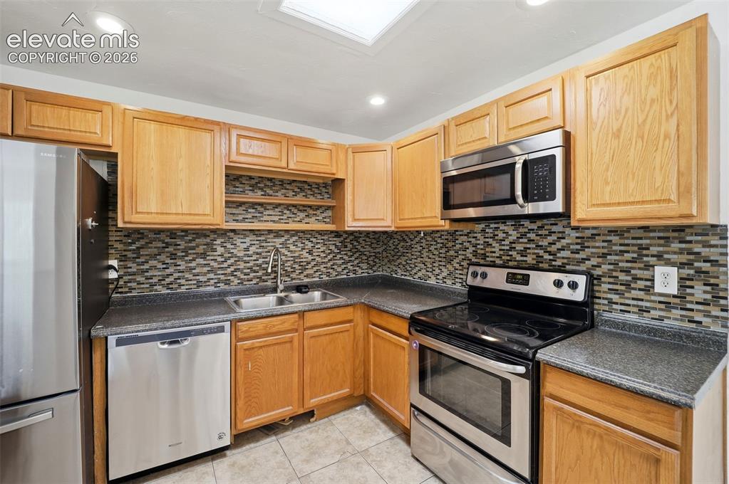 Image 14 of 33: Kitchen