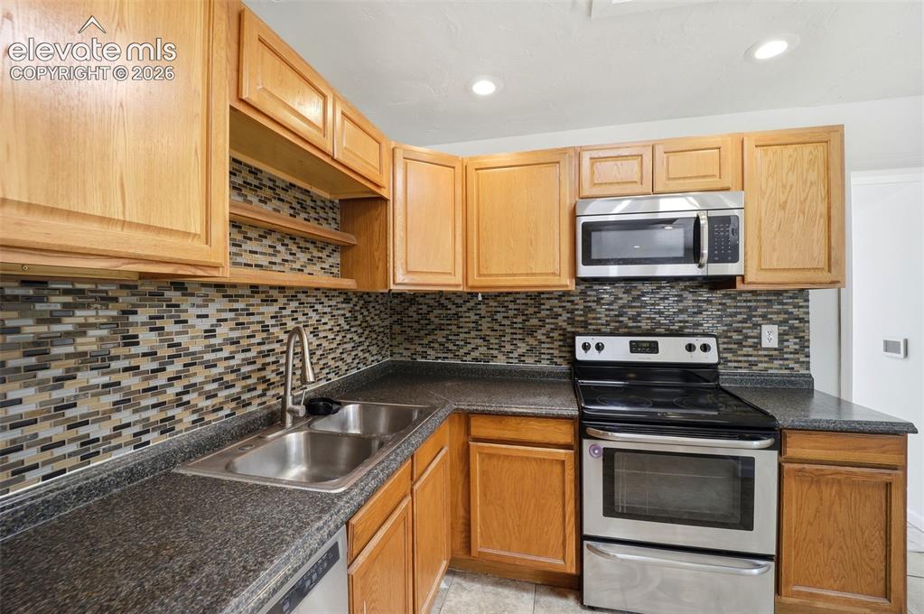 Image 15 of 33: Kitchen