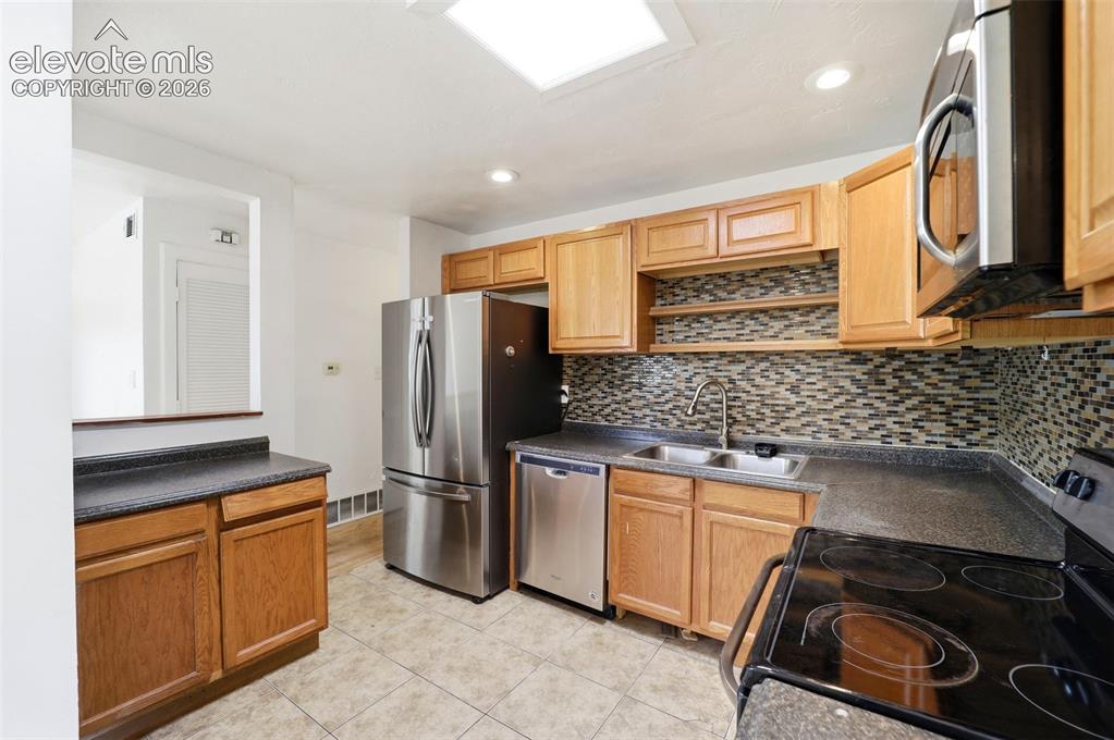 Image 16 of 33: Kitchen