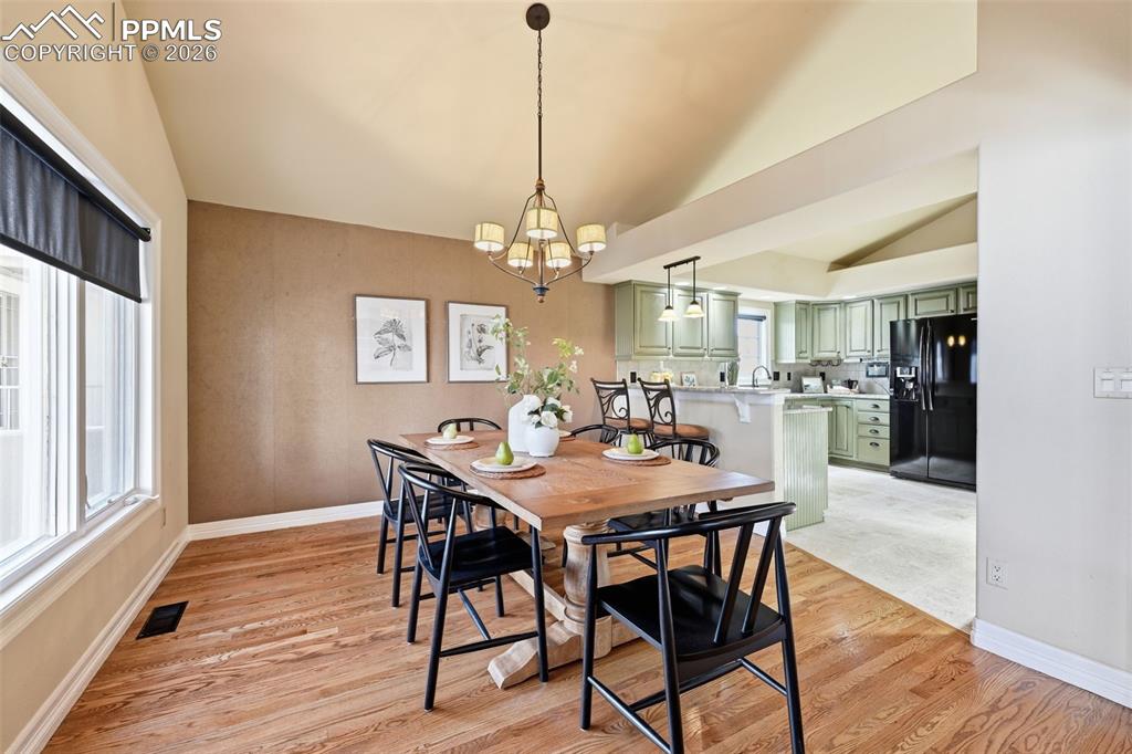 Image 15 of 42: Dining Area