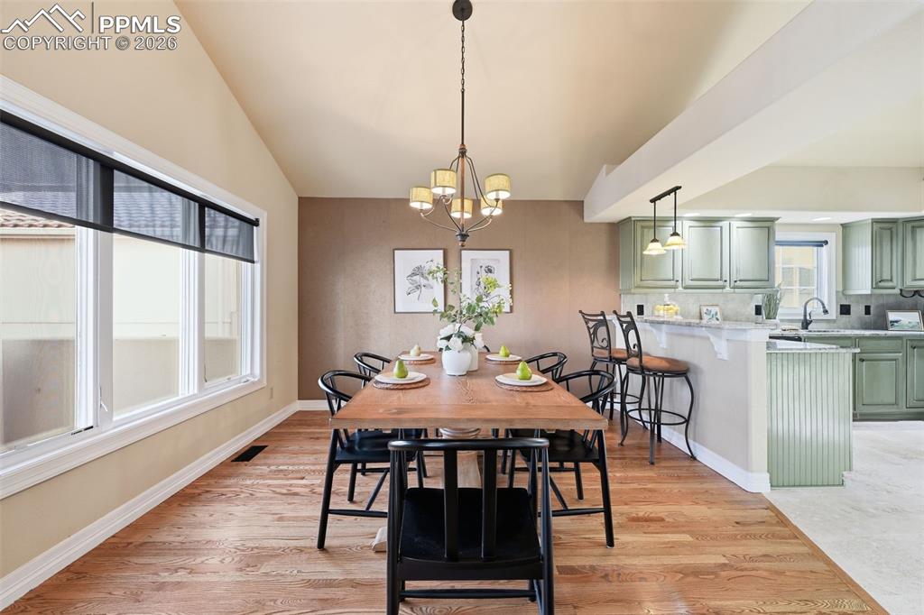 Image 16 of 42: Dining Area