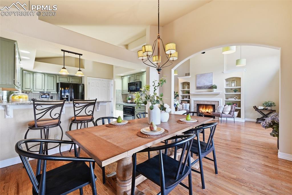 Image 17 of 42: Dining Area