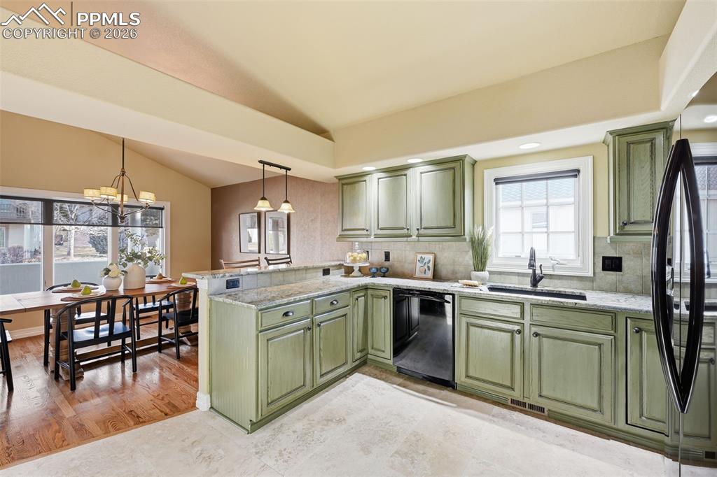 Image 19 of 42: Kitchen