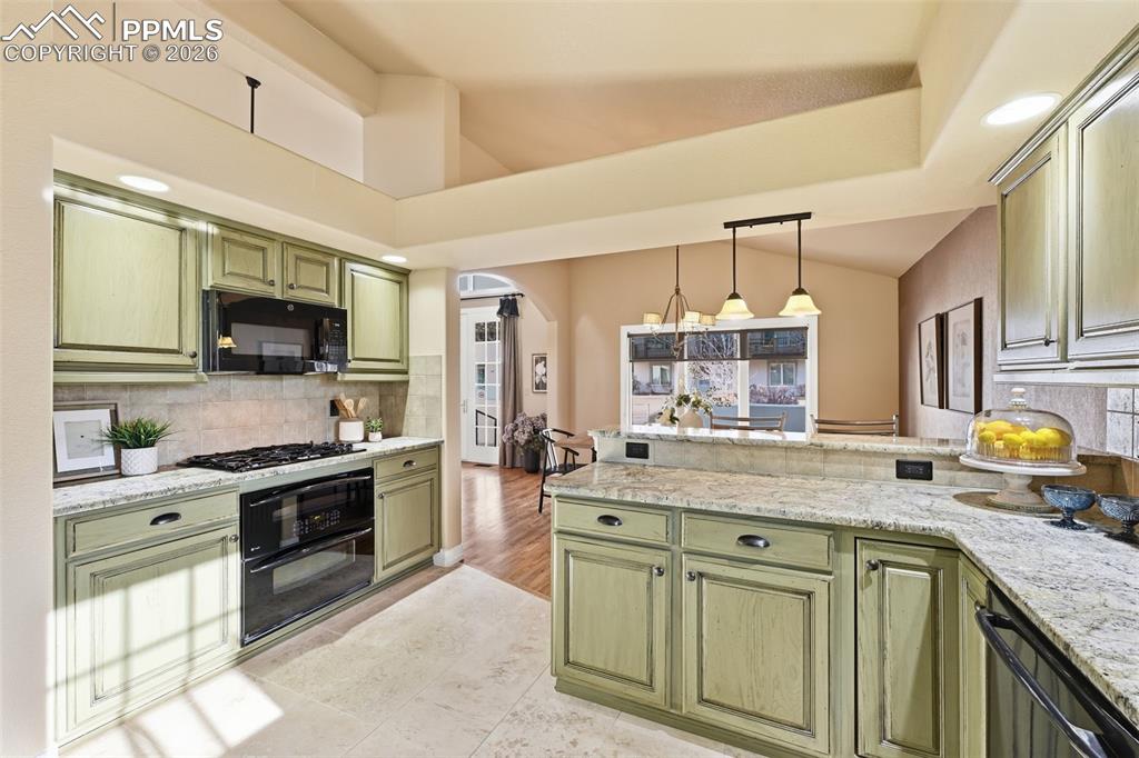 Image 20 of 42: Kitchen