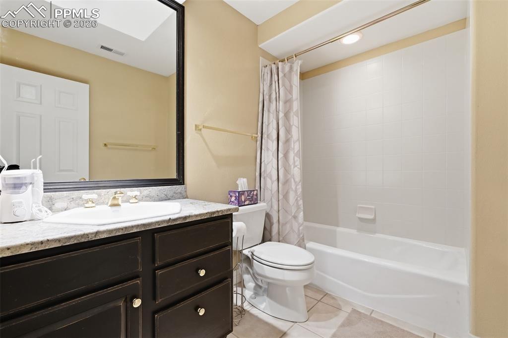 Image 36 of 42: Bathroom