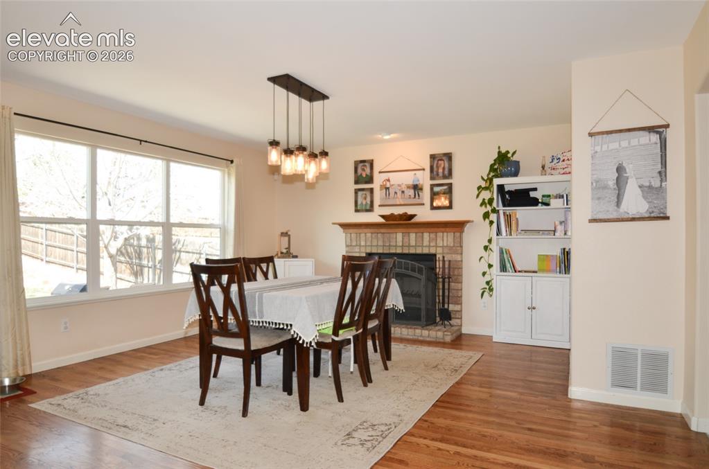 Image 10 of 25: Dining Area
