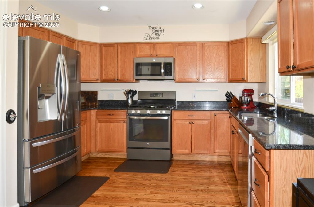 Image 13 of 25: Kitchen