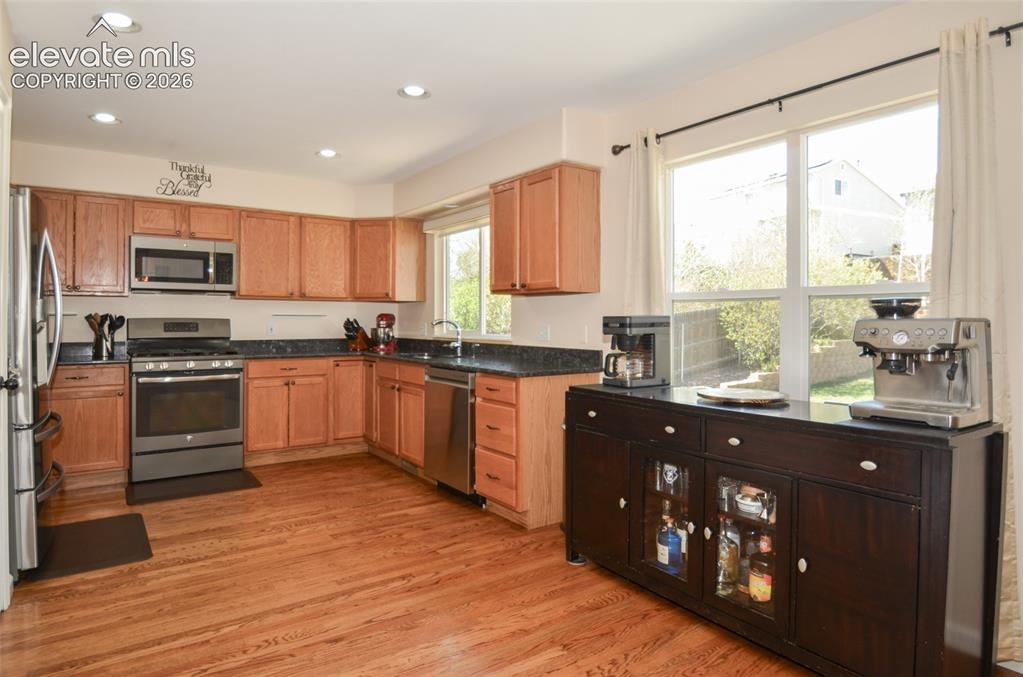 Image 15 of 25: Kitchen