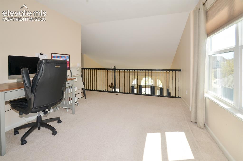 Image 17 of 25: Office