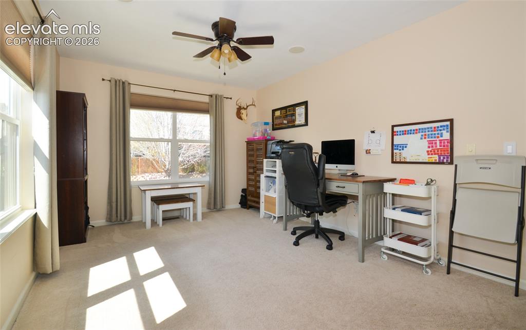 Image 18 of 25: Office