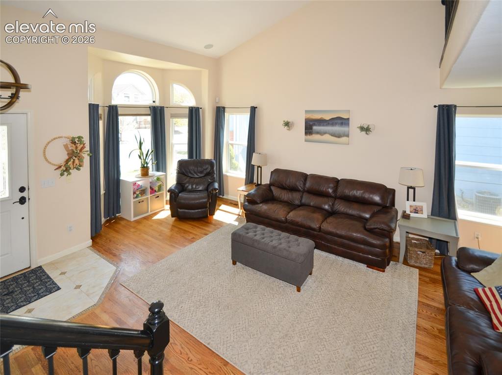 Image 19 of 25: Living Room