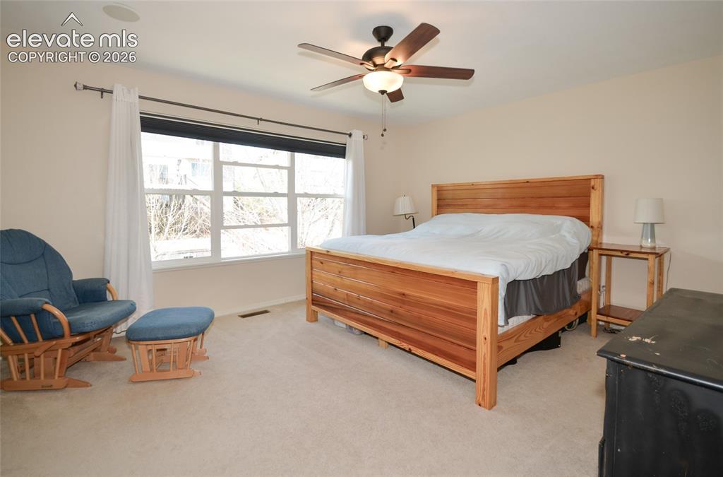 Image 22 of 25: Bedroom