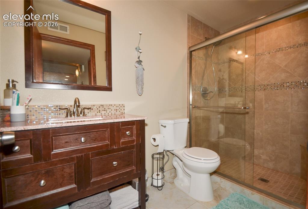 Image 4 of 25: Bathroom