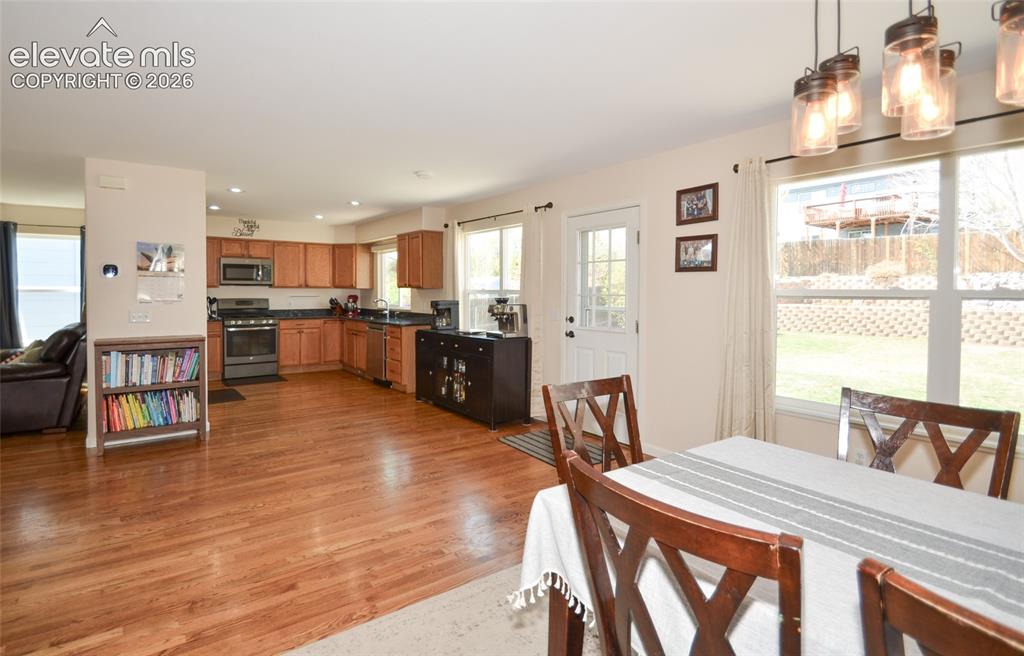 Image 9 of 25: Dining Area