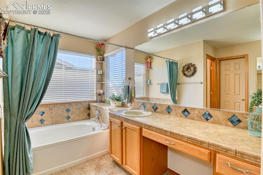 Image 22 of 39: 5 piece bath with huge closet