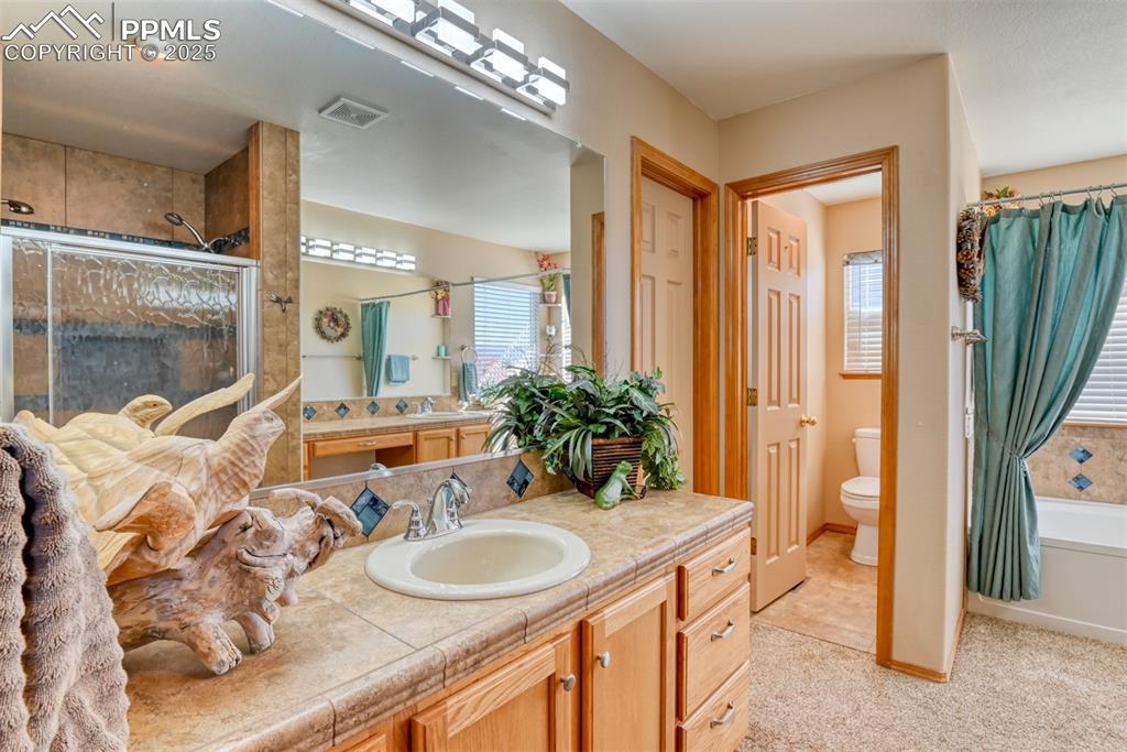 Image 25 of 39: 2 separate vanities