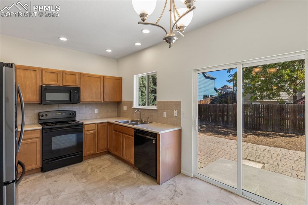 Image 13 of 36: Kitchen