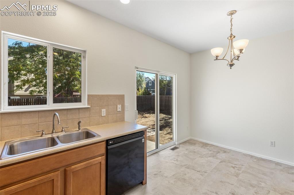 Image 14 of 36: Dining Area