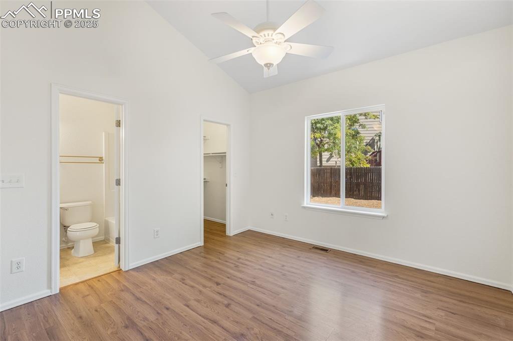 Image 19 of 36: Bedroom