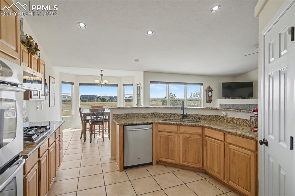 Image 23 of 48: Kitchen